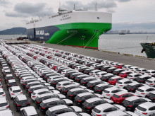 Miles de coches chinos llegan cada día a Europa en barco