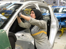 Una trabajadora en una de las fábricas de Renault