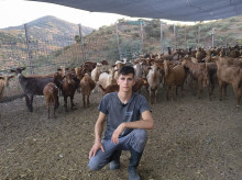 David posa junto a sus cabras en su nueva ganadería