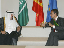 MD172 MADRID 19/06/07 : El presidente del Gobierno, José Luis Rodríguez Zapatero (d), conversa con el rey de Arabia Saudí, Abdala bin Abdelaziz, en la entrevista que mantuvieron hoy en el Palacio de la Moncloa, en Madrid. El monarca saudí, de visita en España desde ayer en respuesta a una invitación del Rey Juan Carlos, recibió una cena de honor en la residencia oficial del jefe de Gobierno. EFE/Bernardo Rodriguez
