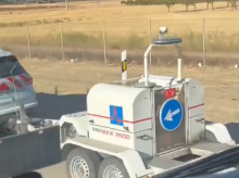 La curiosa máquina parada en mitad del carril