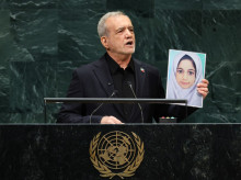El presidente de Irán, Masoud Pezeshkian, sostiene una foto