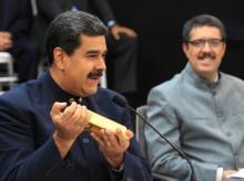 El dictador venezolano, Nicolás Maduro, sostiene un lingote de oro en una foto de archivo