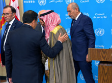 José Manuel Albares y el ministro de Exteriores saudí, Faisal bin Farhan Al Saud, el jueves en Nueva York