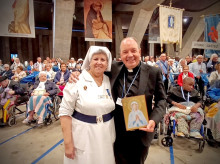La alavesa María Jesús Pinedo junto con el obispo de Vitoria, Juan Carlos Elizalde