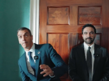 Sánchez y Mamdani juegan al baloncesto