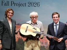 Isabel Díaz Ayuso y José Luis Martínez-Almeida han regalado una guitarra española a Woody Allen
