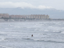 Vista general de la playa de la Malvarrosa durante este viernes