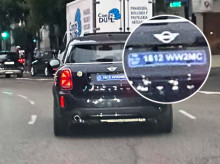 La peculiar matrícula del coche circulando por Madrid