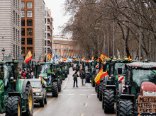 Decenas de tractores recorren las calles de Madrid camino del Ministerio de Agricultura en febrero de 2026