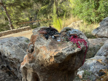 Restos de cera quemada en el entorno del santuario de la diosa Tanit, en Ibiza.