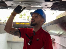 El mecánico de la ITV durante una de sus inspecciones