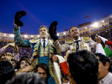 Román y Antonio Ferrera, a hombros por una multitud (en su mayoría joven) este domingo en Las Ventas
