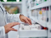 Farmacéutico buscando una medicación