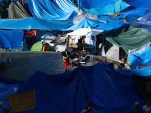 Acampados en Sol se bañan en la fuente de la estatua de Carlos III