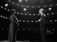 Rudolf Bing da la bienvenida a Marian Anderson al escenario de la Metropolitan Opera (1954)