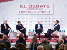 Ponentes de la mesa 'Claves para facilitar el acceso a la vivienda', de izquierda a derecha: Julián Salcedo, Antonio Rodríguez y Javier Kindelan, junto al redactor de economía de El Debate, José Rosado