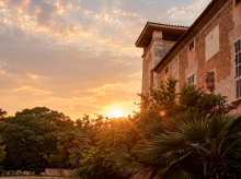 Atardecer mediterráneo junto a villa histórica