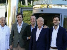 El oftalmólogo Luis Fernández-Vega (2d) acompañado de sus hijos se dirige a los medios tras la operación