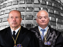 Los magistrados Juan Carlos Campo (izqda.) y Ramón Sáez (derecha), autores del voto particular a favor del recurso del Defensor del Pueblo por la 'ley de nietos'
