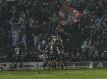 Los jugadores del Sestao celebran el gol del empate durante el partido de la primera ronda de la Copa del Rey entre el Sestao River y el Espanyol