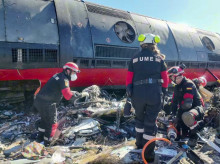 Personal militar de rescate trabajando en el lugar de una colisión ferroviaria entre un tren de alta velocidad AVE de Renfe y un tren de Iryo