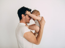 Un padre jugando con su hijo