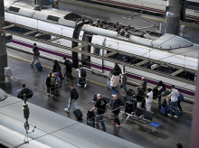 Varios pasajeros pasan ante un AVE en la Estación de Atocha, de donde partió el tren accidentado en Urda (Toledo)