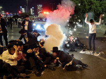 Judíos ultraortodoxos, en su mayoría exentos del servicio militar, reaccionan mientras la policía dispara granadas aturdidoras para dispersarlos durante una protesta contra su reclutamiento para el servicio militar obligatorio cerca del centro de la ciudad israelí de Bnei Brak el 29 de octubre de 2026.