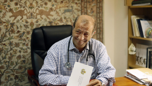 El médico Jesús Poveda atiende al diario El Debate en su consulta