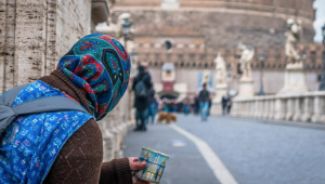 Mujer pidiendo frente al castillo de Sant´Angelo en Roma