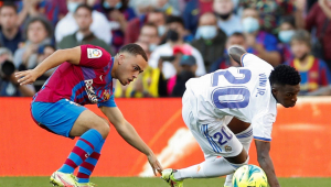 Dest y Vinicius pelean por un balón