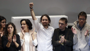 El líder de Podemos, Pablo Iglesias (c), junto a los miembros de su equipo, Tania González (i), Carolina Bescansa (2ªi), Íñigo Errejón (d) y Juan Carlos Monedero (2ºd), durante el acto de clausura de la Asamblea Ciudadana en el que han dado a conocer la nueva dirección, hoy en el Teatro Nuevo Apolo de Madrid. Pablo Iglesias ha sido elegido secretario general de Podemos por una amplia mayoría de los votantes (95.311 votos) de la Asamblea Ciudadana del partido, que han dado también su apoyo mayoritario a los miembros de su equipo para conformar la nueva dirección de la fuerza política