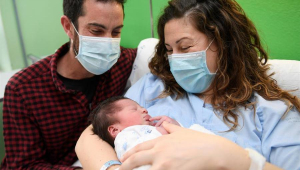 El primer niño nacido en el Principado de Asturias en 2022 con sus progenitores