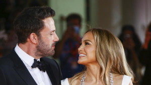 Actors Jennifer Lopez and Ben Affleck at the premiere of the film 'The Last Duel' during the 78th edition of the Venice Film Festival in Venice, Italy, Friday, Sept. 10, 2021.
en la foto : mirandose a los ojos