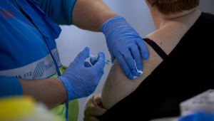 Una persona recibe la vacuna contra el COVID-19