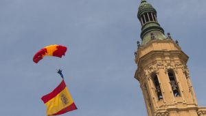 Paracaidistas de la PAPEA se lanzan con una bandera de España de 54 metros cuadrados