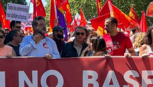 Enrique Santiago, el secretario de Estado de Sánchez, acude a la manifestación contra la cumbre de la OTAN