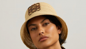 Este sombrero de pescador de rafia de Loewe es ideal para las vacaciones