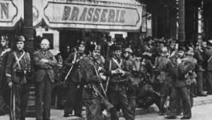 Frente a un café, una fuerza de la Guardia Civil espera órdenes en la rebelión española durante la Guerra Civil, 30 de julio de 1936
