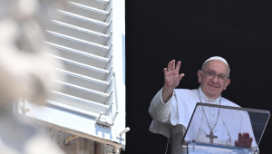 El Papa Francisco saluda a los fieles congregados en la Plaza de San Pedro del Vaticano durante el tradicional rezo del ángelus