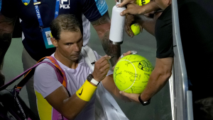 Rafa Nadal firma un autógrafo tras caer derrotado ante Coric en el Masters 1.000 de Cincinnati