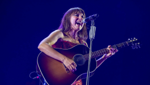 La cantante Eva Amaral actúa en uno de los escenarios del Festival Sonorama 2023, este sábado en la localidad burgalesa de Aranda de Duero. EFE/Paco Santamaría