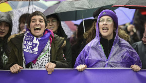 Dos jóvenes en la cabecera de la manifestación convocada por la Comisión del 8M en Madrid