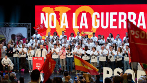 Pedro Sánchez durante un mitin en Soria el sábado, con el "no a la guerra" de fondo
