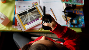 Una alumna sigue, como puede, las clases desde casa