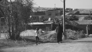 Una mujer y su hija volviendo del centro de Cruz Roja en la Cañada Real
