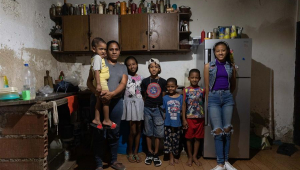 Una familia caraqueña sufre las complicaciones de hacerse con la cesta básica