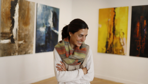 La artista Beatriz Zorolo junto a algunos cuadros de su exposición Hilos