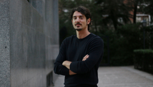 El documentalista Manuel González en la calle Magallanes, junto a la redacción del diario El Debate